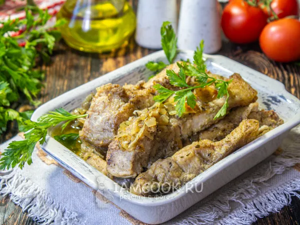 Фото блюда: Жареный карп с луком на сковороде