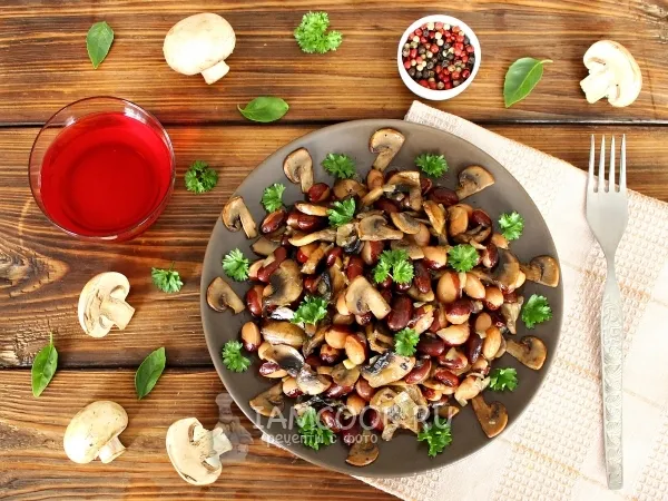 Фото блюда: Постный салат с грибами и фасолью