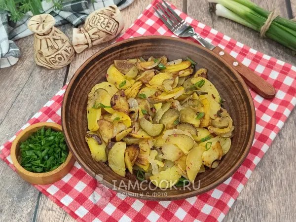 Фото готового блюда: Жареная картошка с солеными огурцами