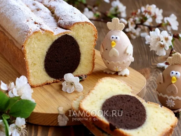 Фото готового блюда: Пасхальный кекс с шоколадным яйцом