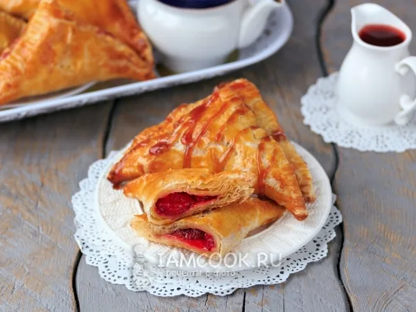 Фото блюда: Пирожки из слоеного теста с клубникой