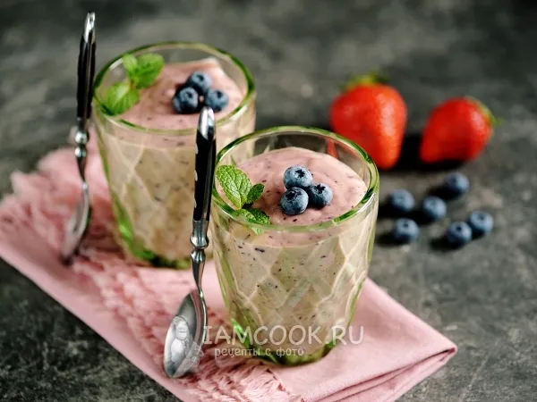 Фото блюда: Смузи с хурмой, клубникой и голубикой