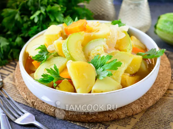 Фото готового блюда: Тушеная картошка с кабачками в кастрюле