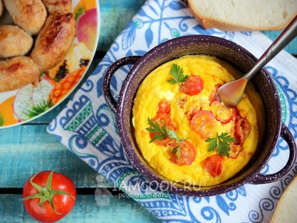 Фото готового блюда: Омлет в микроволновке с помидорами и сыром