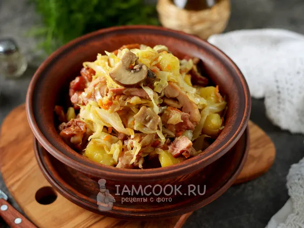 Фото готового блюда: Тушеная картошка с капустой, грибами и копченой курицей