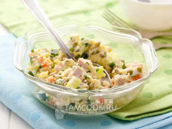 Фото готового блюда: Салат «Оливье» с колбасой и свежим огурцом