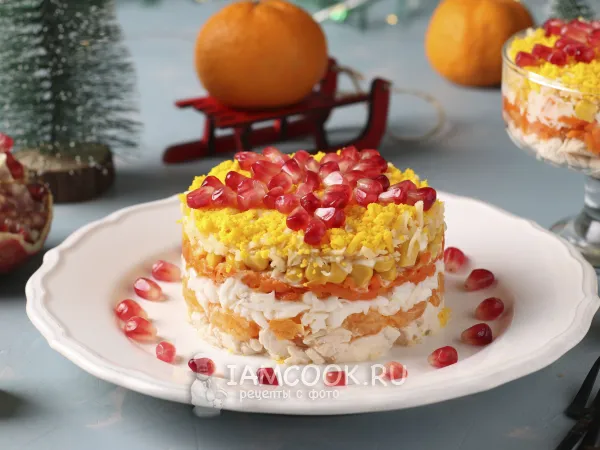 Фото готового блюда: Салат с курицей, кукурузой и мандаринами