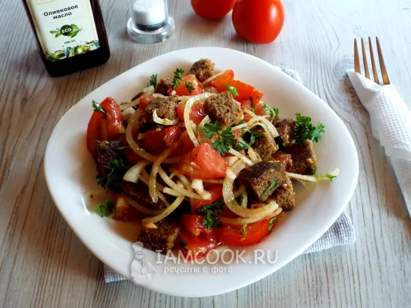 Фото блюда: Салат с черным хлебом, помидорами и луком