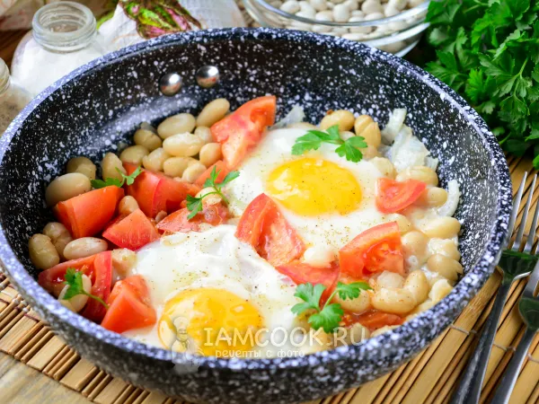 Фото блюда: Фасоль с яйцами и помидорами на сковороде