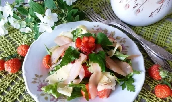 Фото блюда: Салат из клубники, сыра и сыровяленого мяса