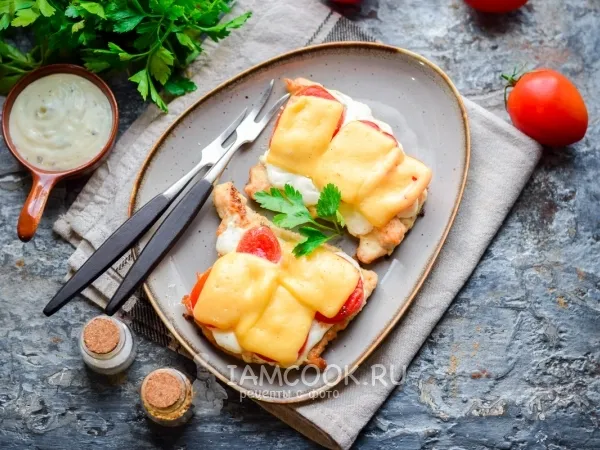 Фото блюда: Отбивные из индейки с сыром и помидорами на сковороде