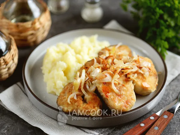 Фото блюда: Жареный хек с луком на сковороде