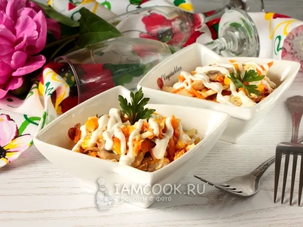 Фото готового блюда: Салат с грибами, курицей и яйцами