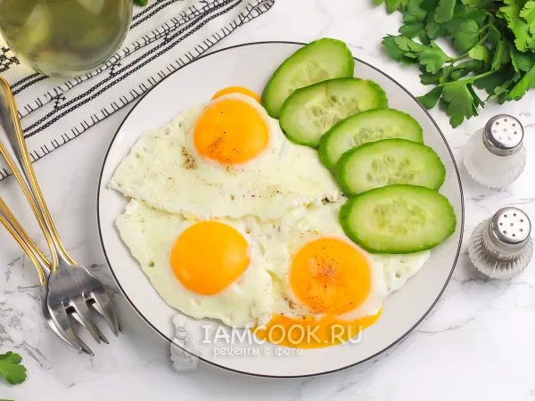 Фото блюда: Яичница на пергаменте на сковороде