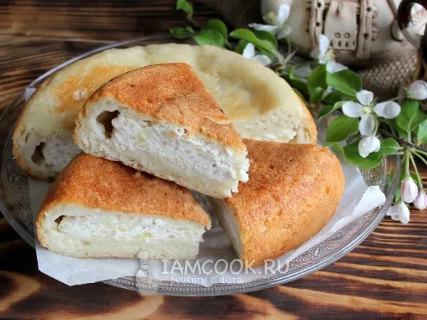 Фото готового блюда: Пирог с курицей и картошкой в мультиварке