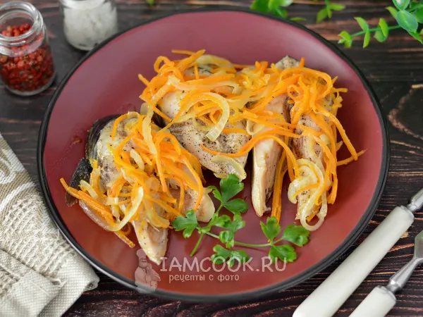 Фото блюда: Тушеная скумбрия с морковью и луком на сковороде