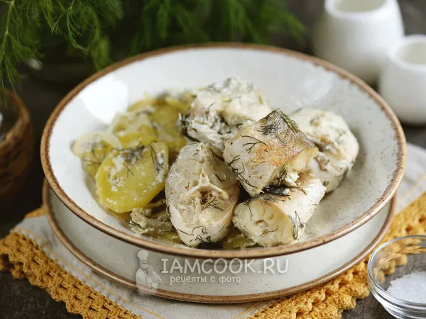 Фото блюда: Хек с картошкой в духовке со сметаной