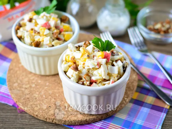 Фото готового блюда: Салат с крабовыми палочками и грецким орехом