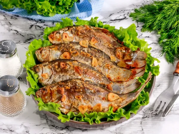 Фото блюда: Караси в духовке с майонезом и чесноком (в фольге)