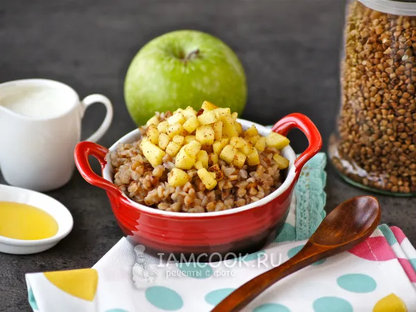 Фото готового блюда: Гречка с яблоками