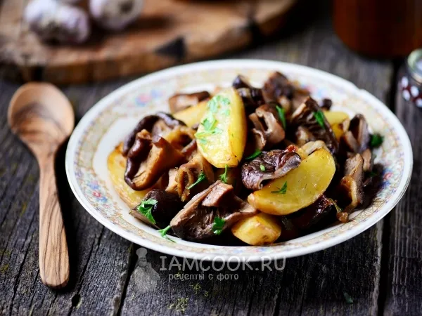 Фото блюда: Тушеная картошка с сушеными грибами