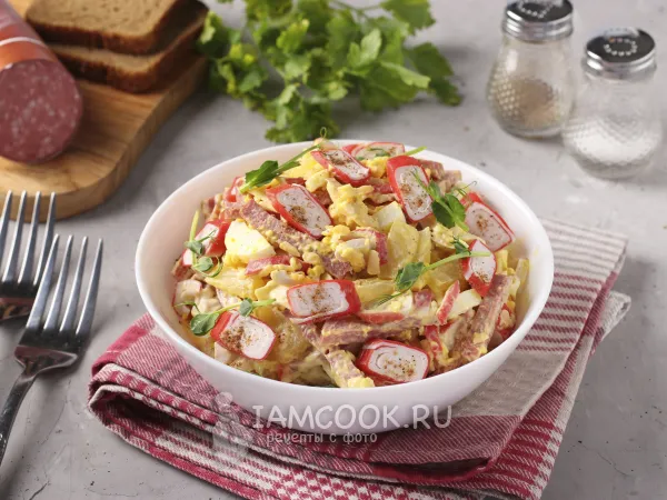 Фото готового блюда: Салат с крабовыми палочками, ананасами и копчёной колбасой