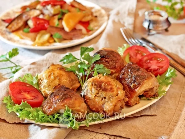 Фото готового блюда: Куриные бедра в сметанно-соевом маринаде в духовке