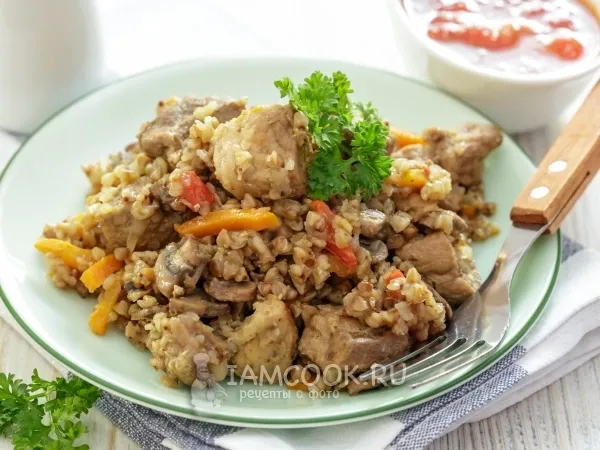 Фото готового блюда: Свинина с гречкой, грибами и овощами