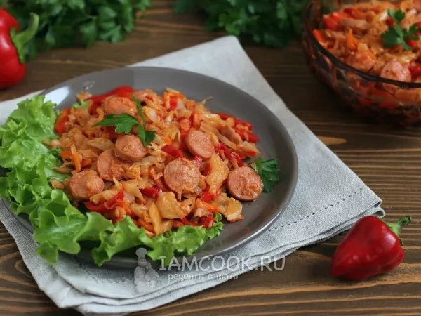 Фото блюда: Тушеная капуста с копчеными сосисками