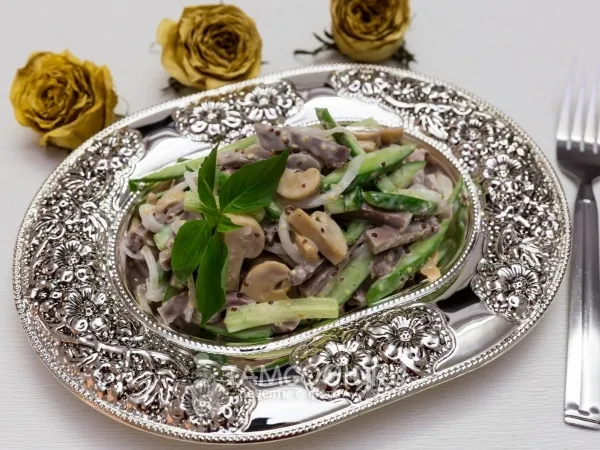 Фото готового блюда: Салат с языком и грибами