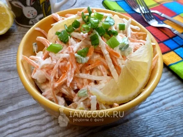 Фото блюда: Салат из редьки с морковью и сметаной