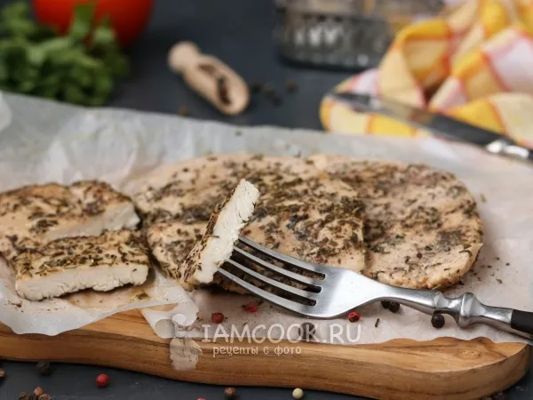 Фото готового блюда: Куриные отбивные в пергаменте на сковороде