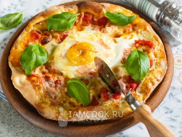Фото готового блюда: Пицца с сыром и яйцом