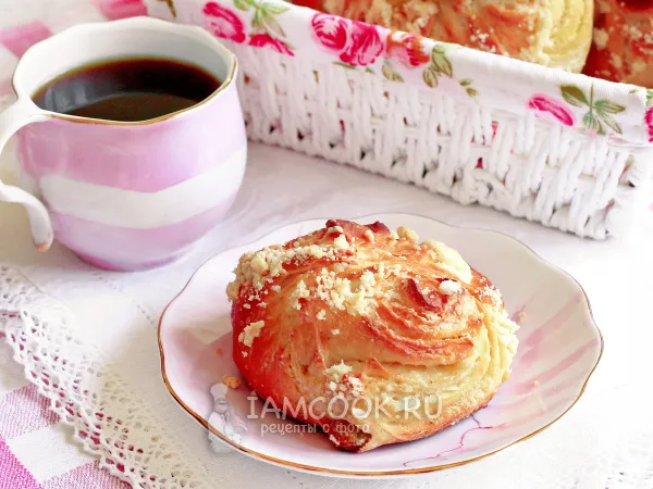 Фото блюда: Слойки с изюмом из дрожжевого теста