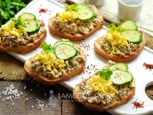 Фото блюда: Гренки с сайрой, сыром и огурцом