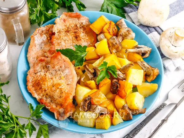 Фото готового блюда: Свиные отбивные с картошкой и грибами в духовке