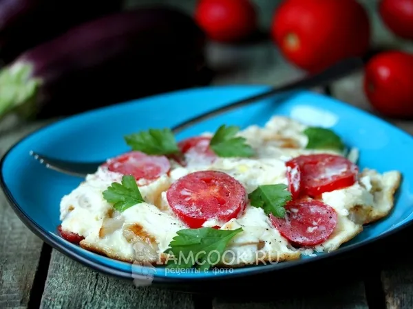 Фото готового блюда: Омлет из перепелиных яиц с баклажанами и помидорами