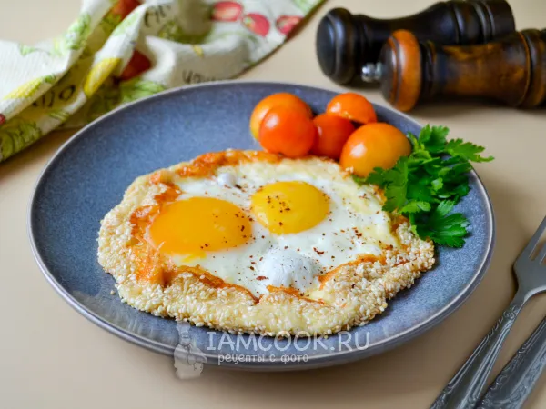 Фото блюда: Яичница с кунжутом и сыром на сковороде