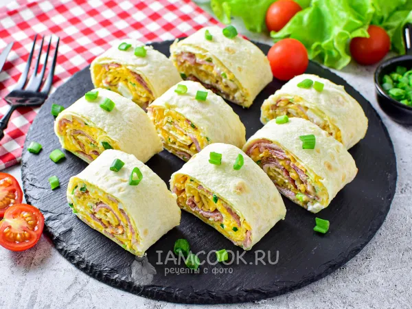 Фото готового блюда: Рулет из лаваша с беконом и сыром