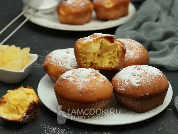 Фото готового блюда: Сметанные кексы с кусочками ананаса