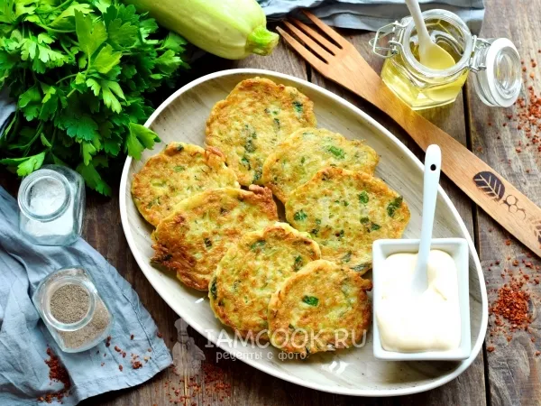 Фото готового блюда: Кабачковые оладьи с луком