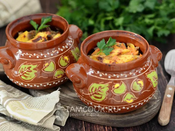 Фото блюда: Картошка с тушенкой в горшочках в духовке