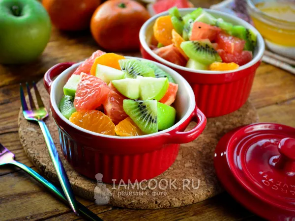 Фото блюда: Салат из яблок и мандаринов с киви и грейпфрутом (фруктовый)