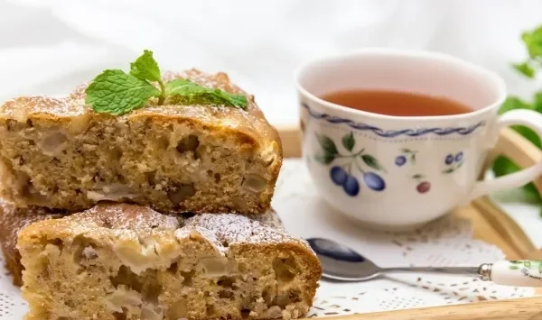 Фото блюда: Медовый пирог с яблоками, орехами и корицей
