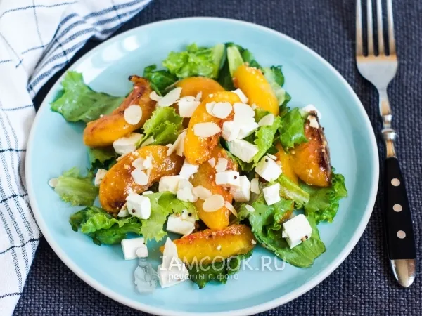 Фото блюда: Салат с персиками и сыром