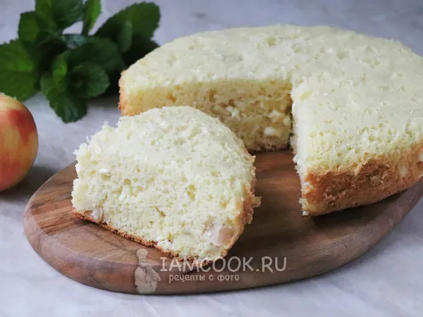 Фото готового блюда: Шарлотка с творогом и яблоками в мультиварке