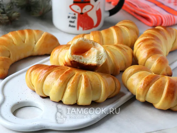 Фото готового блюда: Рогалики с мармеладом из дрожжевого теста