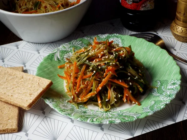 Фото готового блюда: Салат с фунчозой и чукой