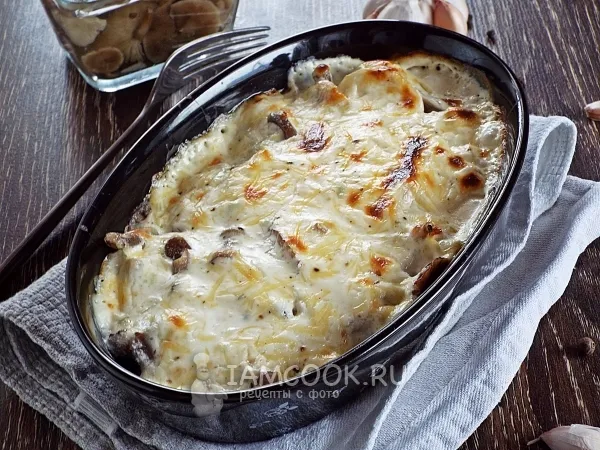 Фото готового блюда: Пельмени с опятами и сыром в духовке