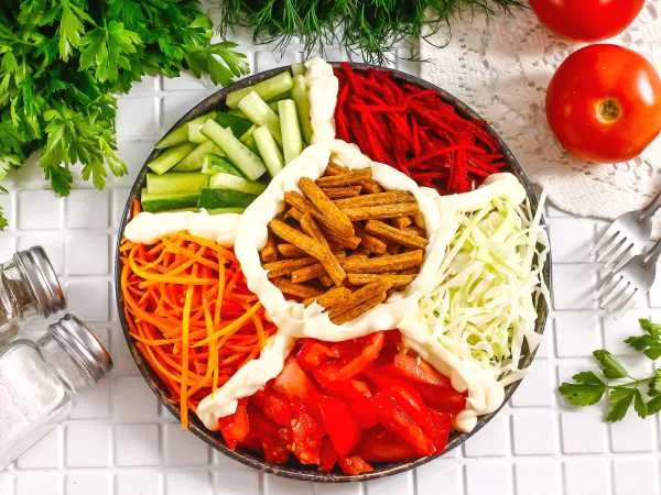 Фото готового блюда: Салат «Ромашка» со свежей свеклой